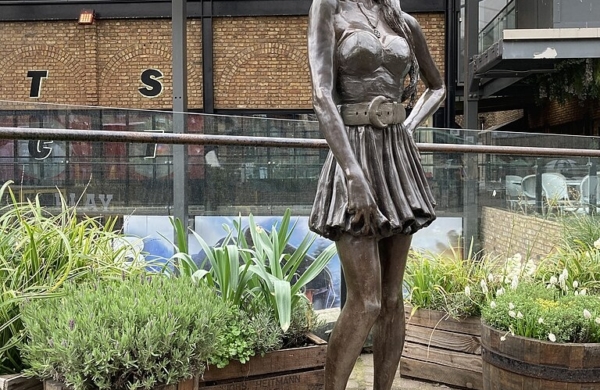 Statue en hommage à Amy Winehouse à Camden town à Londres