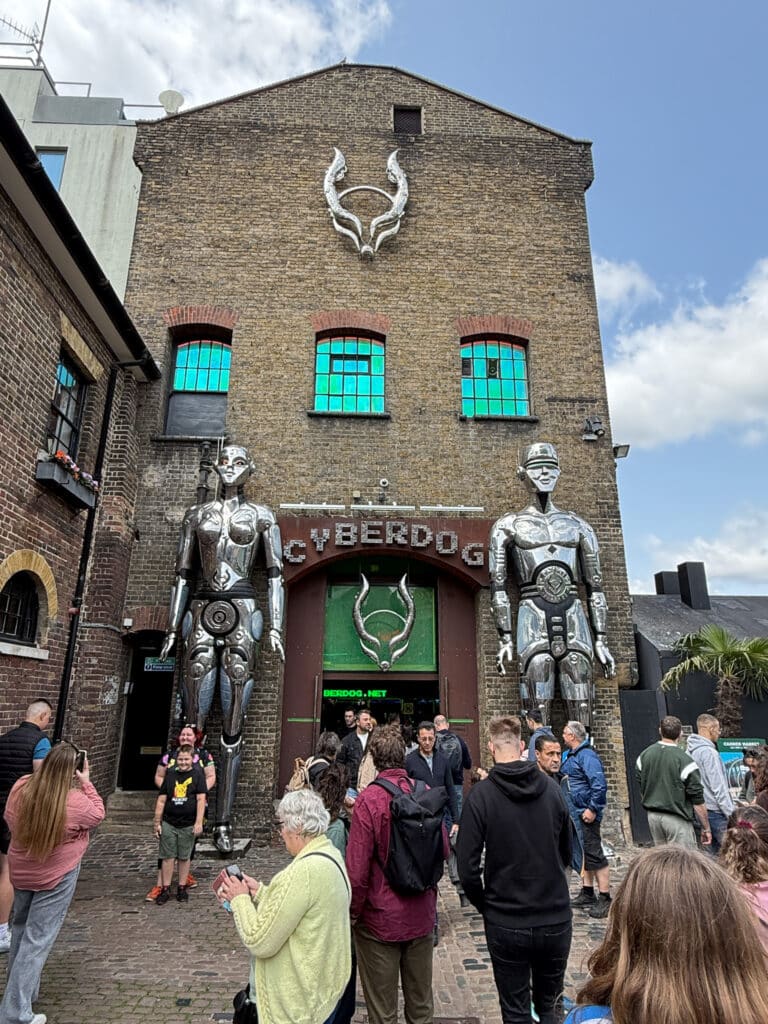 Façade Cyberdog Londres avec deux statues de robots argentés