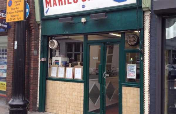Devanture du restaurant Maries Cafe à londres