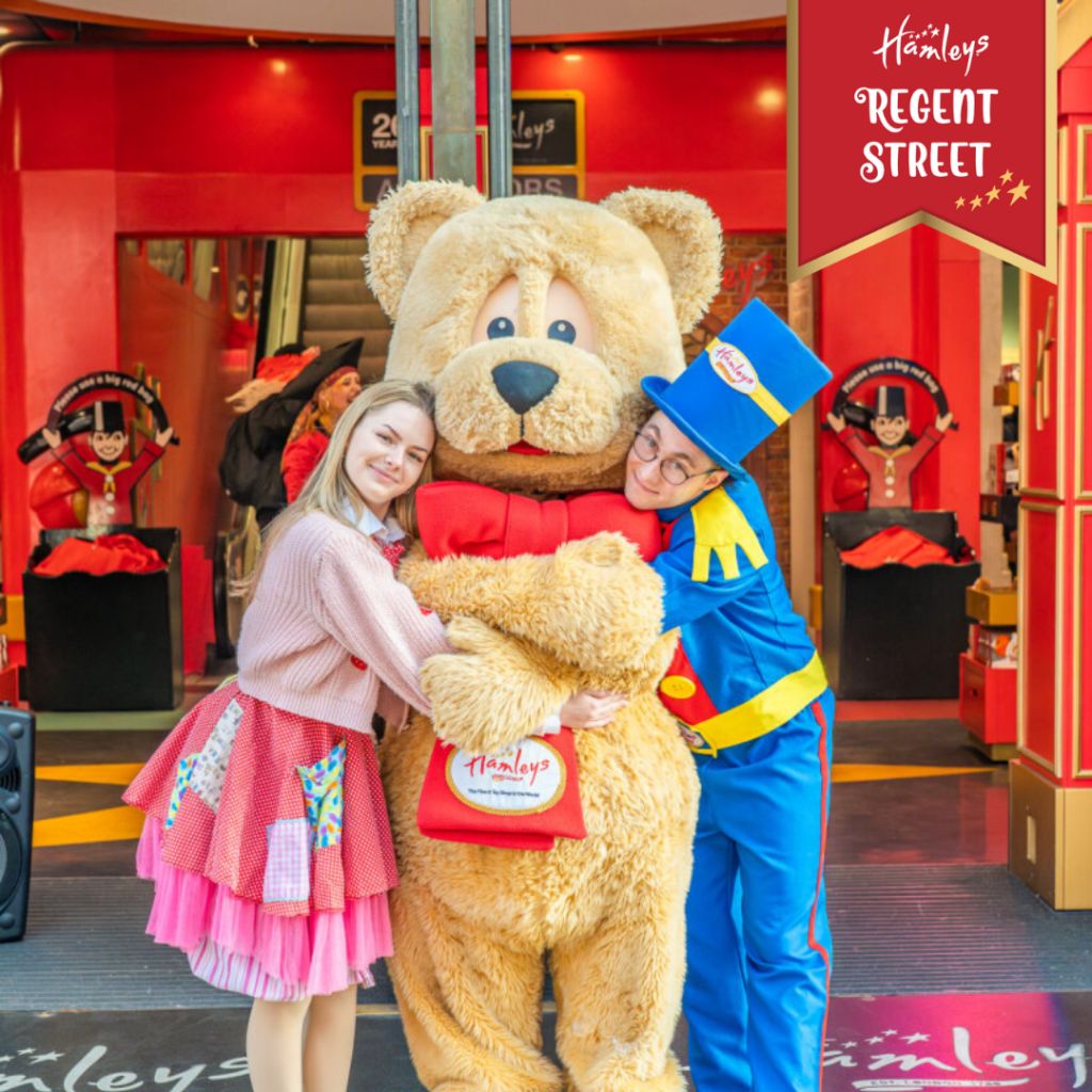 Ours Hamleys avec des animateurs