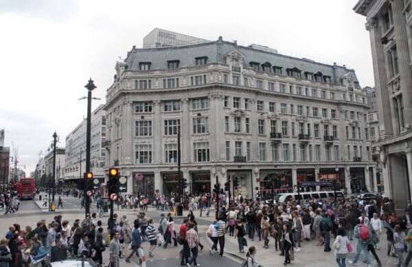 Vue du carrefour mythique Oxford Circus à Oxford Street à Londres
