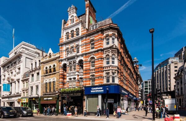 Vue sur le pub/restaurant the flying horse sur oxford street