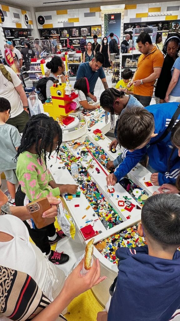 Activité de construction au Lego Store de Londres