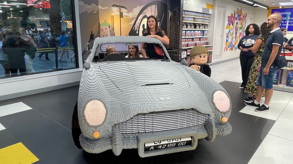 L'Aston Martin de James Bond en taille réelle au Lego Store de Londres