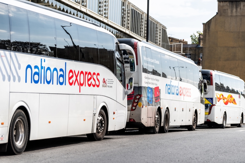 3 bus National Express garés les uns derrières les autres à Londres