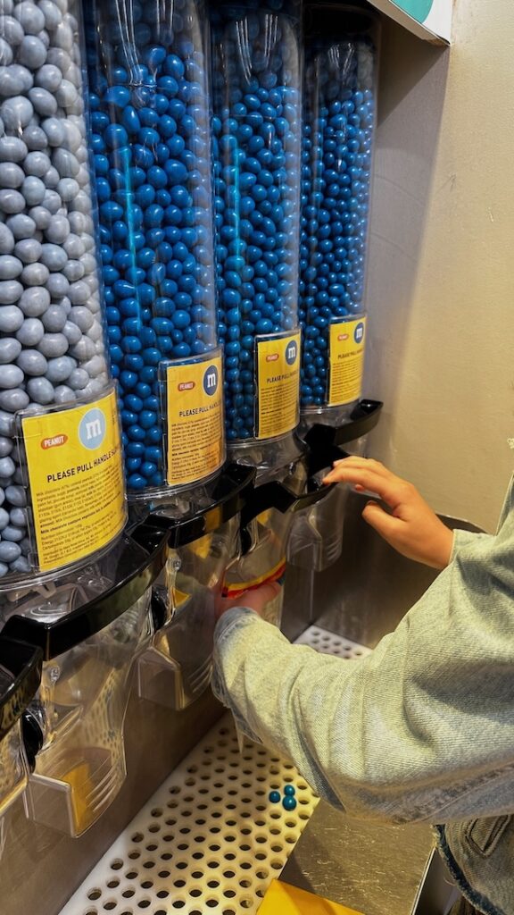 Les grandes colonnes remplies de M&M's au M&M's store de Londres