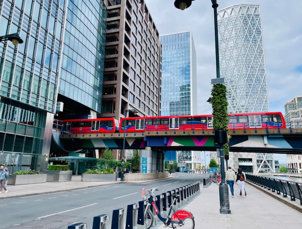 Dockland Light Railway traversant le pont de Canary Wharf à Londres