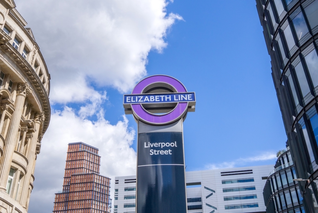 Panneau pour la Elizabeth Line à Londres