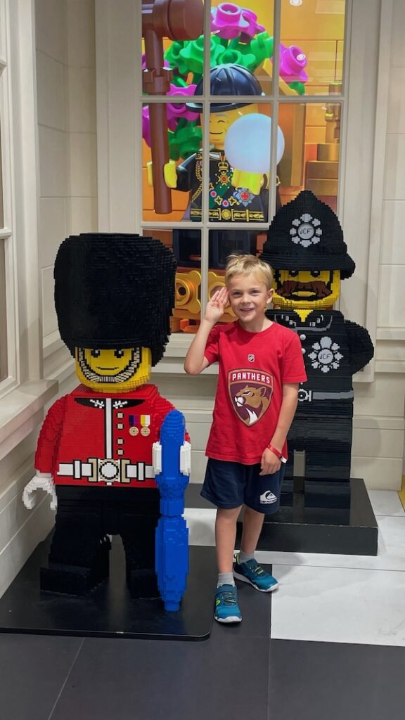 Enfant imitant des gardes au Lego Store de Londres
