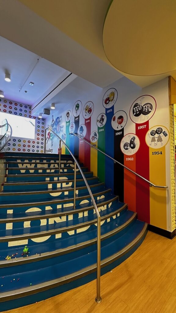 Escaliers à l'intérieur du M&M's store à Londres