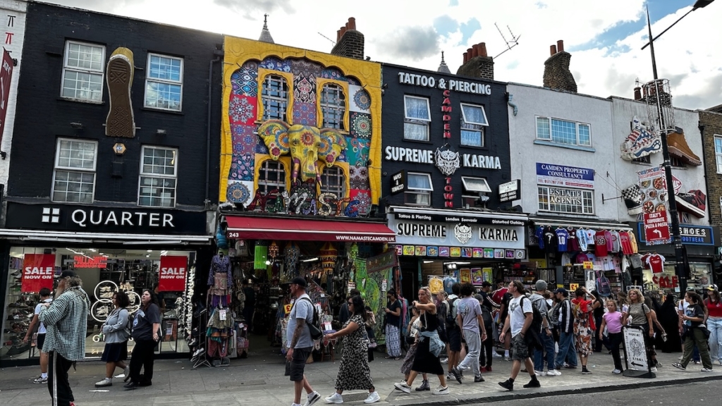 Façades très colorées à High Street à Londres