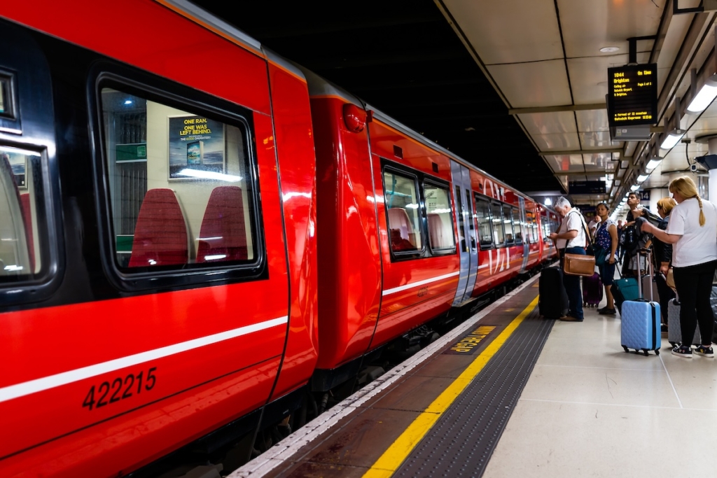 Personnes sur un quai sur le point de monter dans le train Gatwick Express à Londres