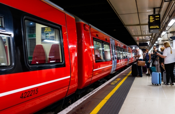 Personnes sur un quai sur le point de monter dans le train Gatwick Express à Londres