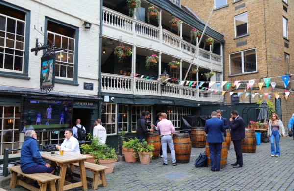 Façade du pub George Inn à londres