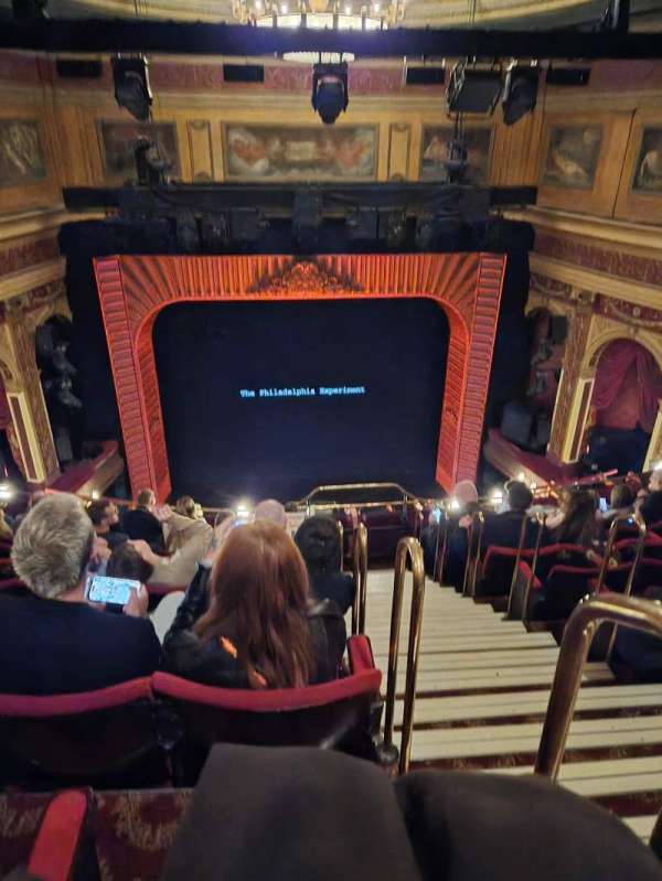 Vue depuis l'arrière du Grand Circle au Phoenix Theatre à Londres