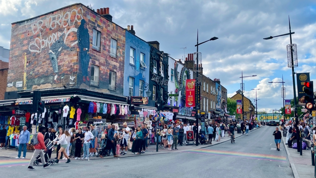 High street, une rue commerçante dans le quartier Camden à Londres