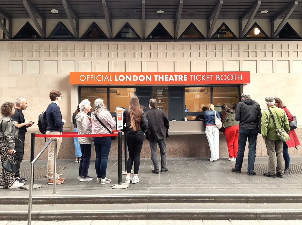 Kiosque Official London Theatre ticket booth à Londres