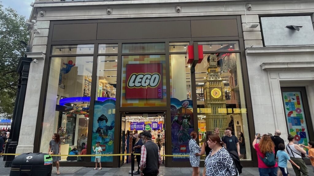 Vitrine du magasin LEGO Store Londres situé à Leicester Square