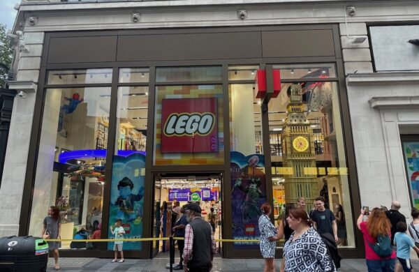 Vitrine du magasin LEGO Store Londres situé à Leicester Square
