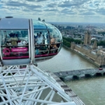 Vue d'une cabine surplombant la Tamise et sur Big ben et les Chambres du Parlement depuis London Eye