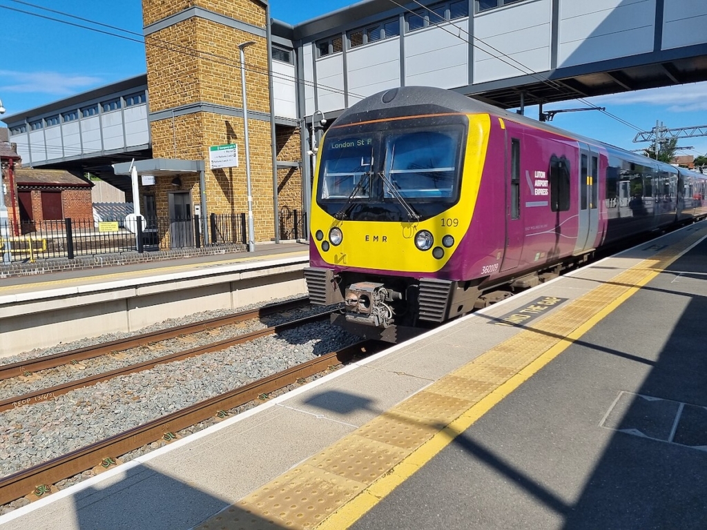 Train Luton Airport Express