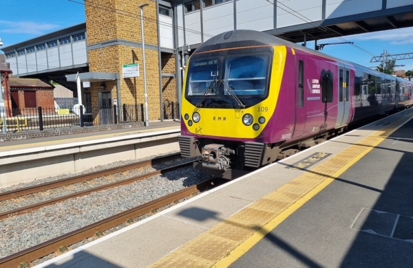 Train Luton Airport Express