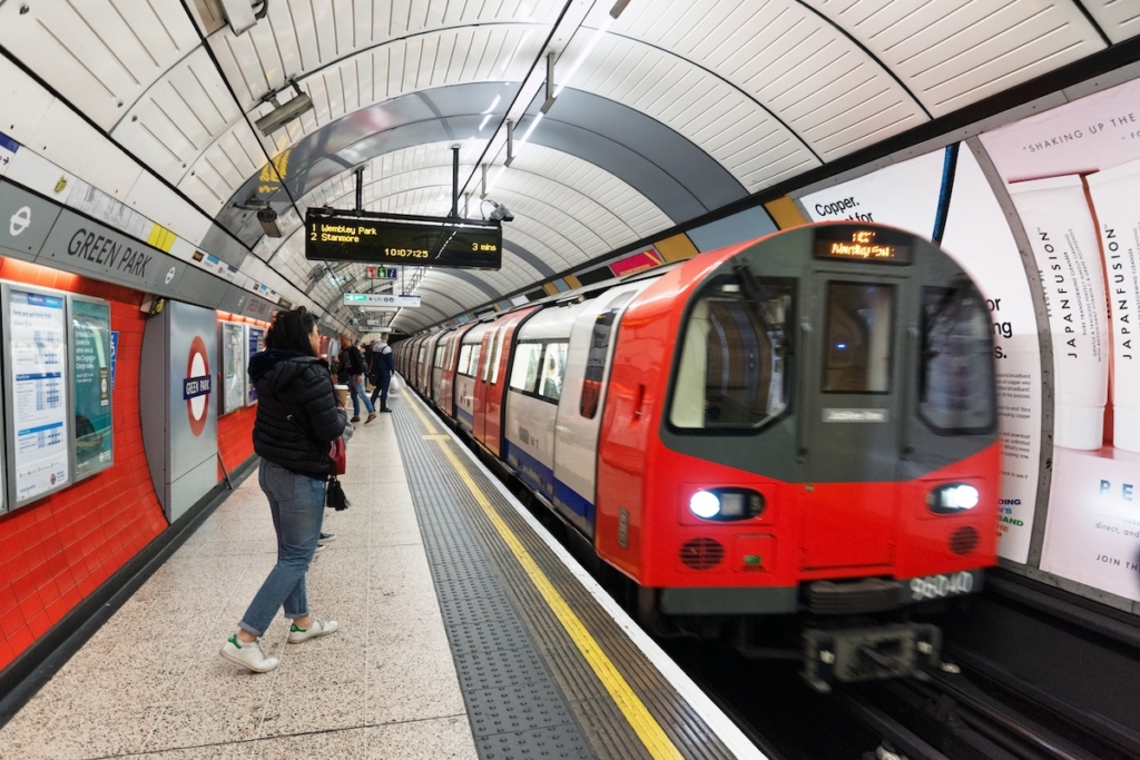 Métro arrivant en gare à Londres