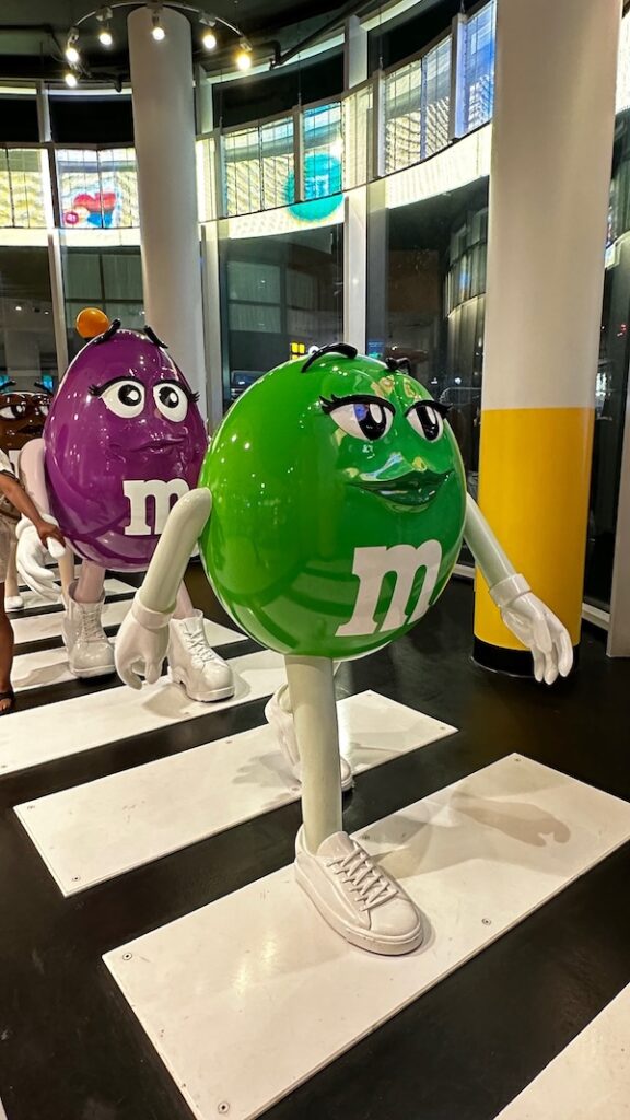 Les statues géantes M&M's qui traversent Abbey Road à l'instar des Beatles au M&M's store de Londres