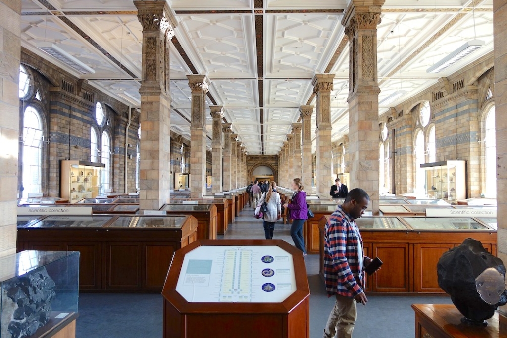 Salle des minéraux au musée d'Histoire Naturelle à Londres