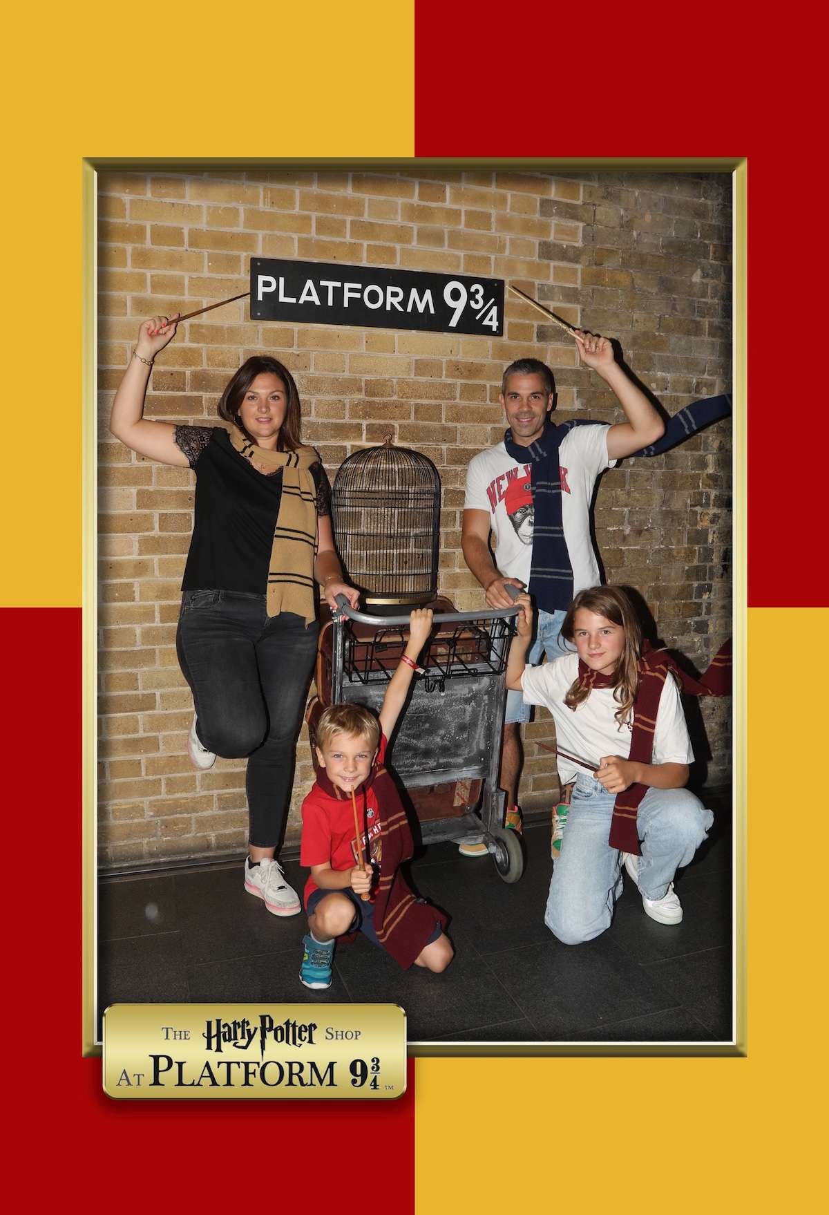 Photo officielle de Anne et Antoine à la platform 9 3/4 située à King Cross juste à côté de la boutique Harry Potter à Londres