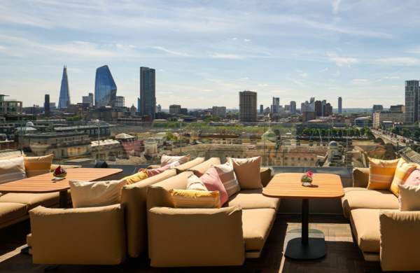 Vue sur londres depuis la terrasse de radio rooftop