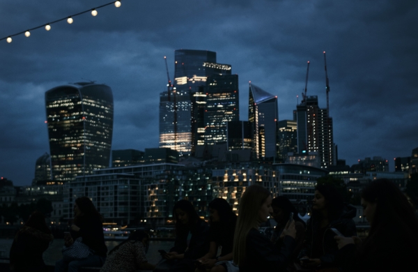 Vue sur londres de nuit depuis un rooftop