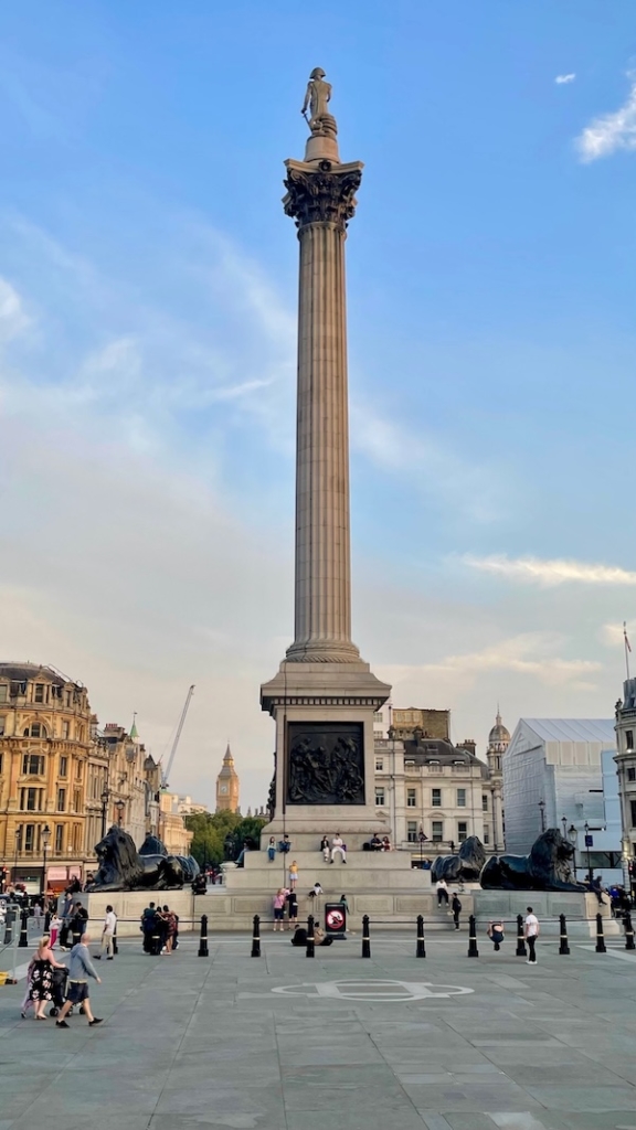 La colonne Nelson située au milieu de Trafagar Square à Londres