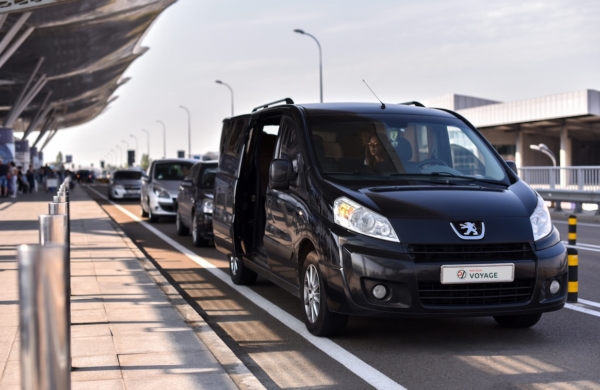 Transfert privé devant un aéroport