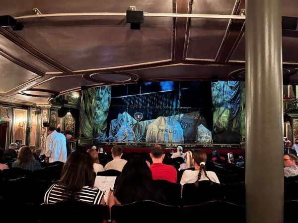 Vue depuis le fond de The Stalls au His Majestys Theatre à Londres