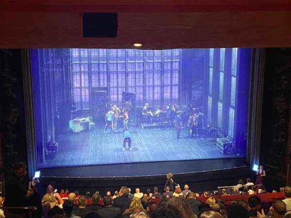 Vue depuis le fond du Dress Circle au Prince Edward Theatre à Londres