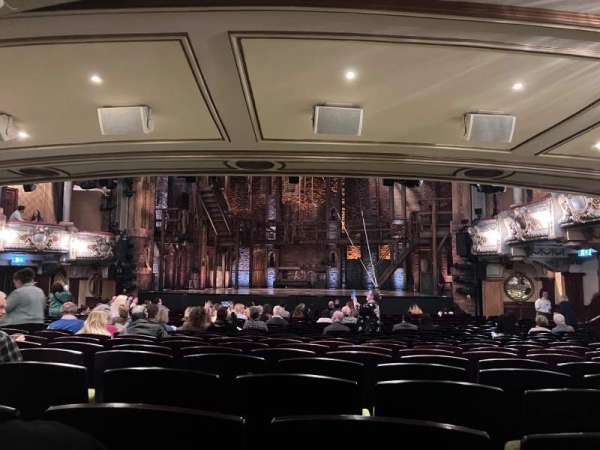 Vue depuis le fond des Stalls au Victoria Palace à Londres