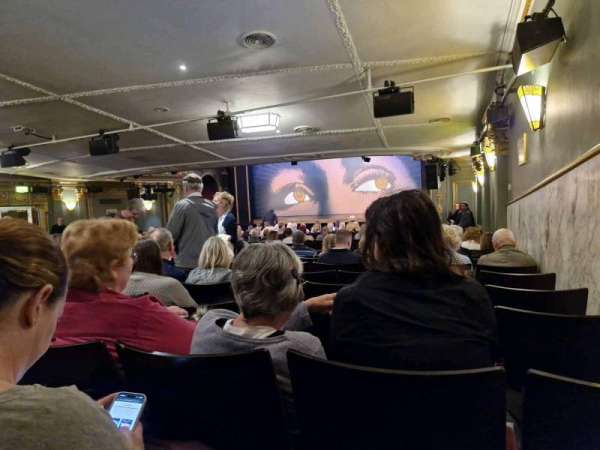 Vue depuis le fond des Stalls dans le théâtre Aldwych Theatre à Londres