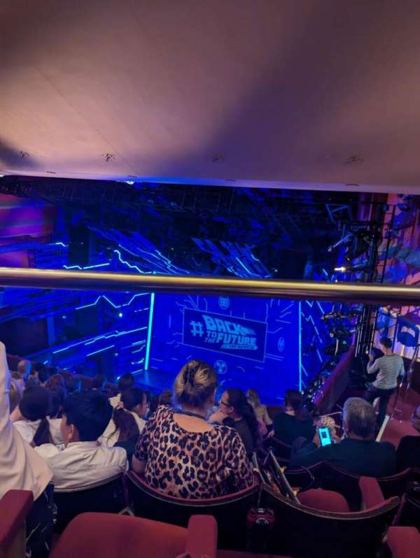 Vue depuis l'Upper Circle avec la barre qui bloque au Adelphi Theatre à Londres