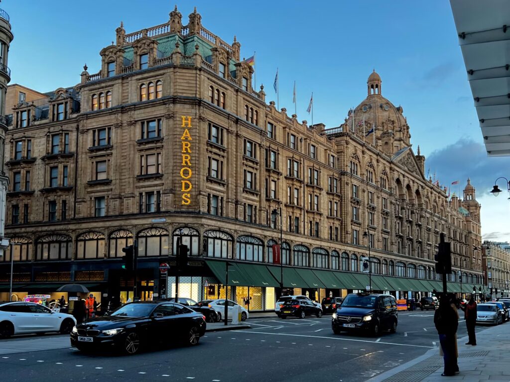 Façade magasin de luxe Harrods à Londres