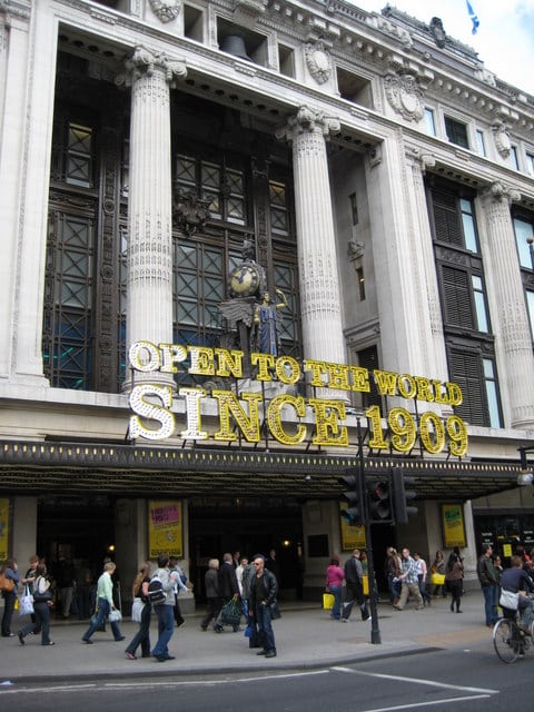Façade Selfridges sur Oxford Street à Londres